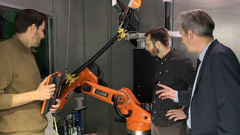 QIROX Schweißroboter der Firma Cloos mit Prof. Dr. -Ing. habil. Henkel und 2 wissenschaftliche Mitarbeiter